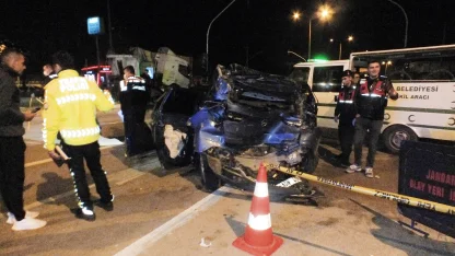 TIR, kırmızı ışıkta bekleyen otomobile çarptı: 1 ölü, 3 yaralı