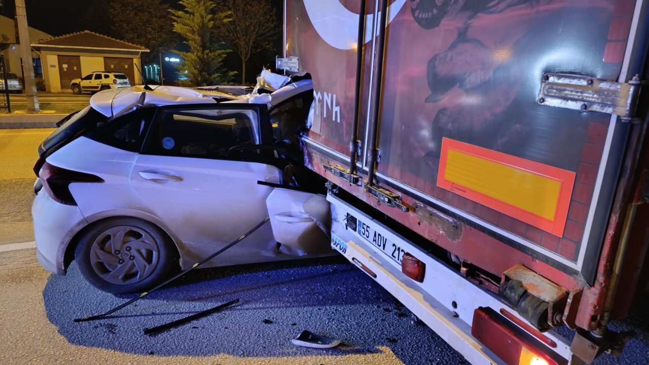 TIR&#039;a arkadan çarpan otomobil sürücüsü yaralandı