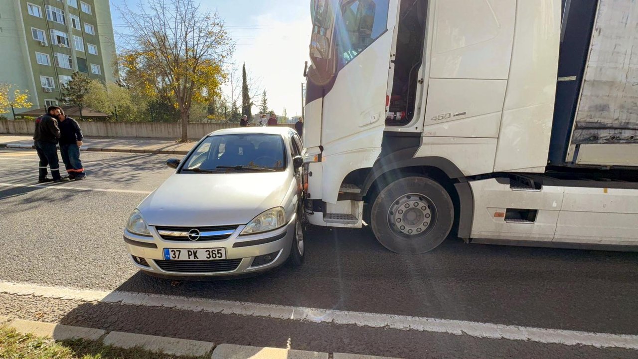 TIR&#039;ın çarptığı otomobil metrelerce sürüklendi