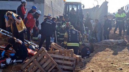 Toprak altında kalan işçi, yaralı kurtarıldı