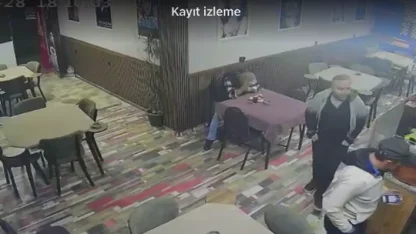 Tost yerken nefes borusuna yiyecek parçası kaçtı; yardım istediği anlar kamerada