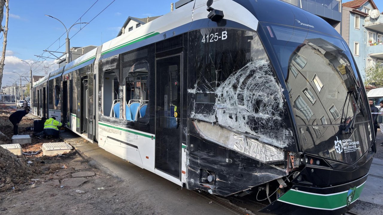 Tramvay ile çöp kamyonu çarpıştı: 3 yaralı