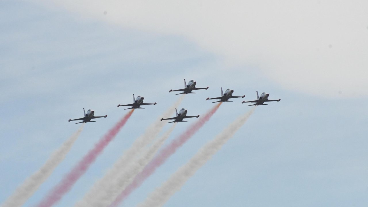 Türk Yıldızları&#039;ndan Çorlu&#039;da gösteri uçuşu