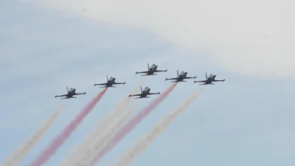 Türk Yıldızları'ndan Çorlu'da gösteri uçuşu