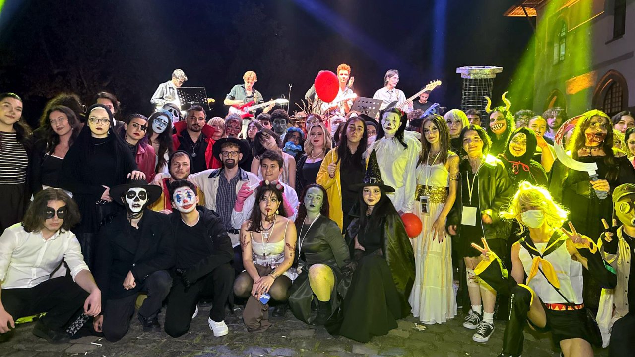 Üniversite öğrencilerinden tematik makyaj ve kıyafetlerle ‘korku gecesi’
