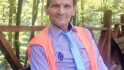 Üzerine ağaç devrilen belediye temizlik işçisi öldü