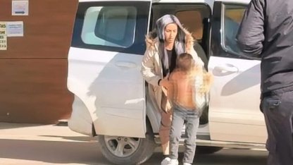 Üzerine, içinde kaynar su bulunan çaydanlık devrilen Ali İhsan yaralandı