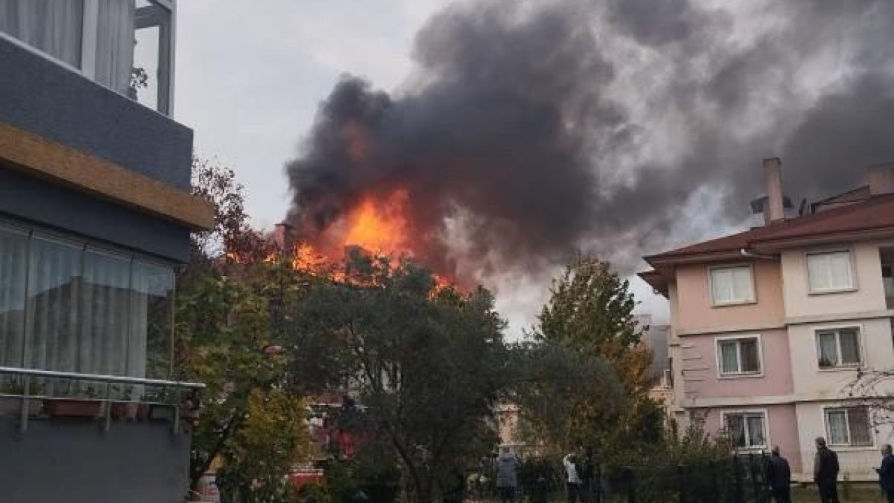Yalova&#039;da 3 katlı binanın çatısı alev alev yandı