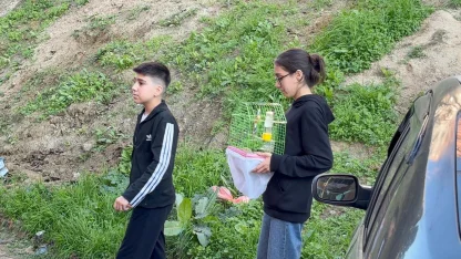 Yangında dumanın kapladığı apartmandaki evlerinden kafesteki kuşu ile çıktı