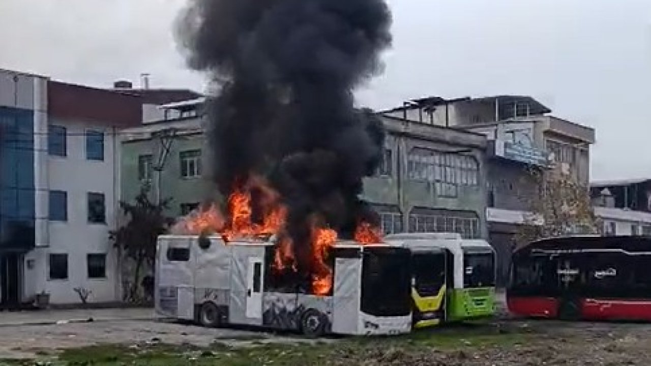 Yetkili servise bırakılan park halindeki 3 otobüs alev alev yandı