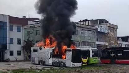 Yetkili servise bırakılan park halindeki 3 otobüs alev alev yandı
