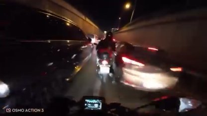 Yoğun trafikte 2 motosiklet çarpıştı; kaza kask kamerasında