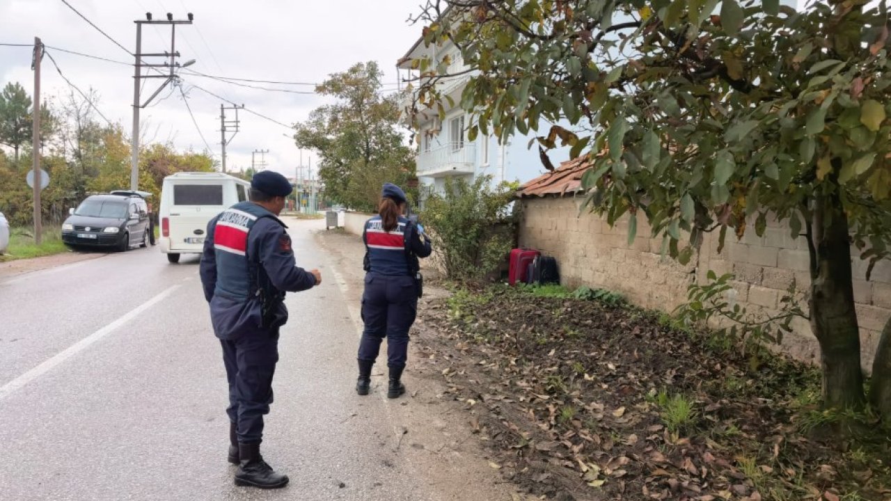 Yol kenarına bırakılan valizler ile çantadan kıyafet ve ev eşyası çıktı