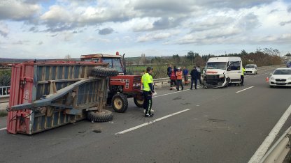 Yolcu midibüsü traktör römorkuna çarptı: 1 yaralı