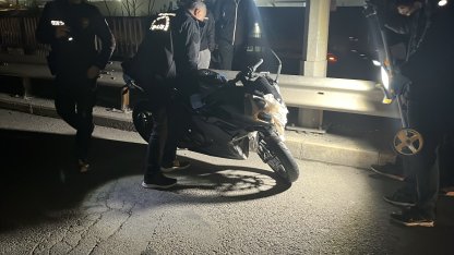 Yolun karşısına geçmeye çalışan TIR şoförüne motosiklet çarptı; 2 ölü