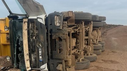 Yük boşaltırken devrilen hafriyat kamyonun sürücüsü ağır yaralandı