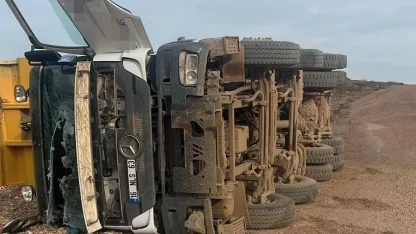 Yük boşaltırken devrilen hafriyat kamyonun sürücüsü ağır yaralandı