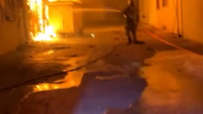 3 katlı binada çıkan ve bitişiğindeki 4 katlı binaya sıçrayan yangın söndürüldü