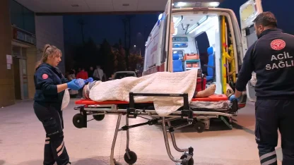 4 metre yükseklikten merdiven boşluğuna düşüp, ağır yaralandı