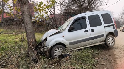 Ağaca çarpan hafif ticari araçtaki anne ile kızı yaralandı