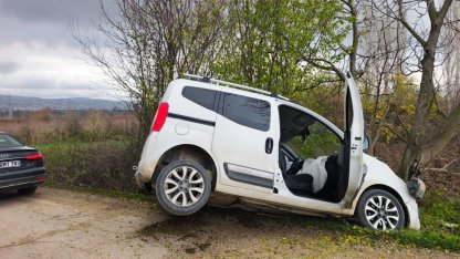 Ağaca çarpan hafif ticari araçtaki aynı aileden 4 kişi yaralandı