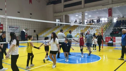 Aileleriyle voleybol oynadılar