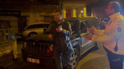 Alkollü sürücü 'bana 50 santimden fazla yaklaşmayın, herkesi ararım' deyip polislere direndi