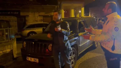 Alkollü sürücü 'bana 50 santimden fazla yaklaşmayın, herkesi ararım' deyip polislere direndi