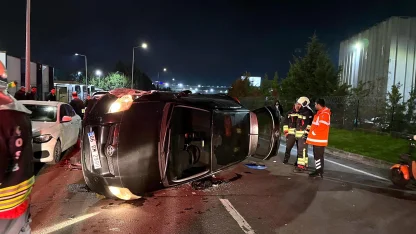 Alkollü sürücünün kullandığı otomobil park halindeki araçlara çarptı