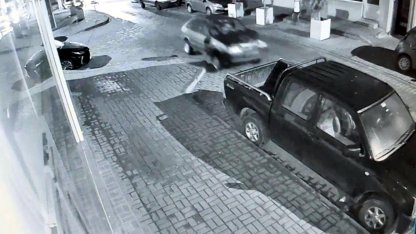 Alkollü sürücünün otomobille park halindeki araçlara çarptığı kaza kamerada