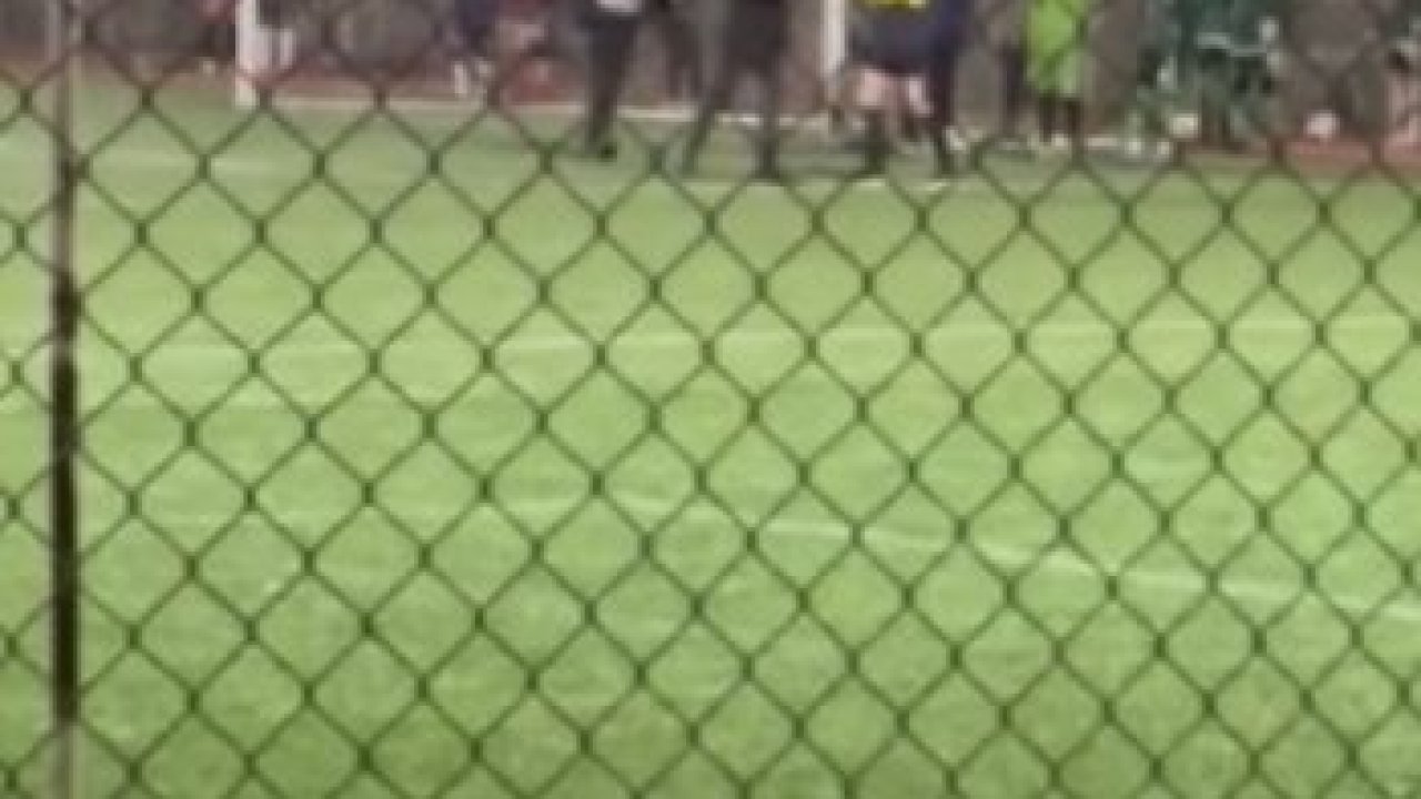 Antrenör, kadın hakeme saldırıp tokat attı