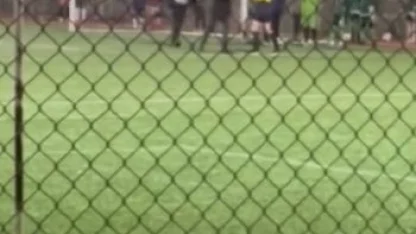 Antrenör, kadın hakeme saldırıp tokat attı