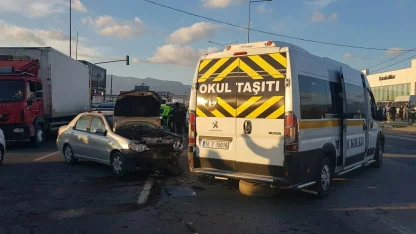 Balıkesir'de öğrenci servisi ile otomobil çarpıştı: 7 yaralı