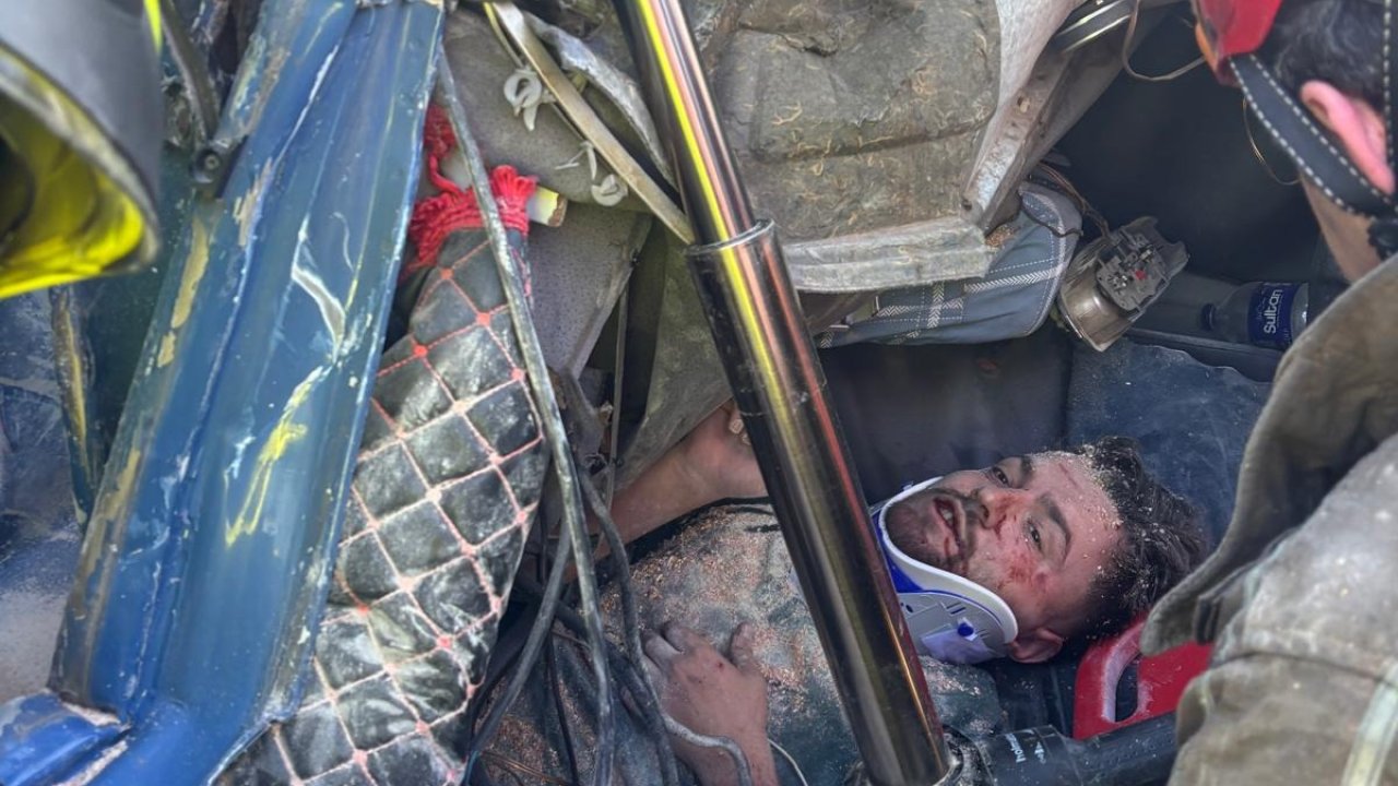 Bariyerlere çarpan TIR’da sıkışan sürücüyü itfaiye kurtardı