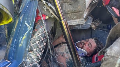 Bariyerlere çarpan TIR’da sıkışan sürücüyü itfaiye kurtardı