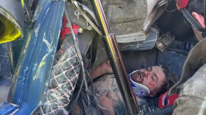 Bariyerlere çarpan TIR’da sıkışan sürücüyü itfaiye kurtardı