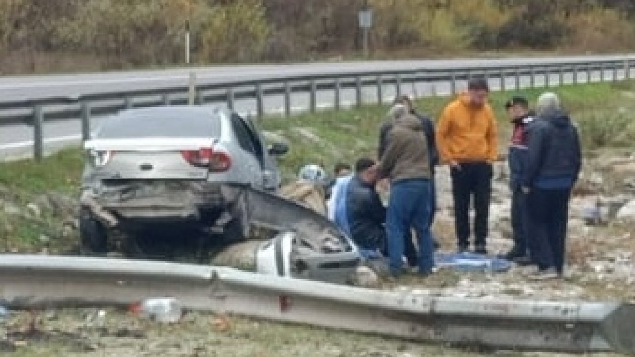 Bariyerleri aşıp refüje giren otomobildeki 2 kişi yaralandı
