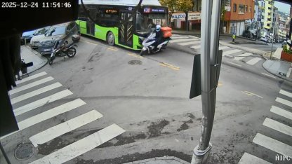 Belediye otobüsü ile motokuryenin çarpıştığı kaza kamerada