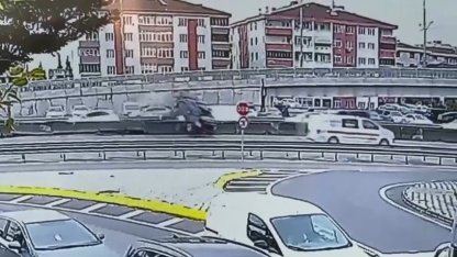 Beton bariyere çarpan otomobil, devrilip sürüklendi; kaza kamerada