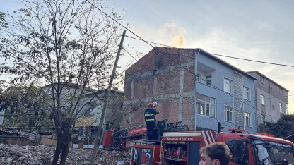 Binanın çatısında çıkan yangında baba ve oğlu dumandan etkilendi