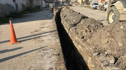 Boru döşemesi yapılan kanalda toprak kayması; 3 yaralı