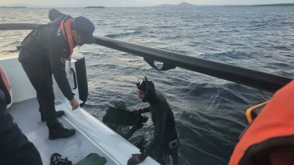 Bozcaada açıklarında karaya oturup su alan teknedeki 2 kişi kurtarıldı