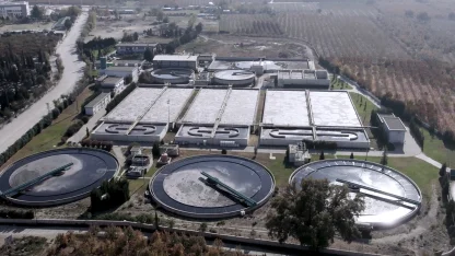 Bu tesiste yıllık 34 milyon metreküp atık su arıtılıp, ayda 1500 ton katı atık geri dönüştürülüyor