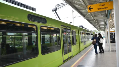 Bursa Büyükşehir Belediyesi ekipleri yılbaşı hazırlıklarını tamamladı