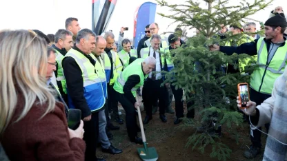 Bursa Büyükşehir Belediyesi Hatıra Ormanı’nda 15 bin fidan toprakla buluştu