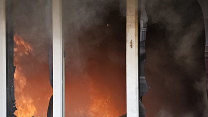 Bursa'da 3 katlı apartmanda yangın; 2 kişi dumandan etkilendi