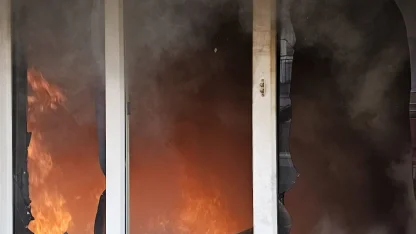 Bursa'da 3 katlı apartmanda yangın; 2 kişi dumandan etkilendi