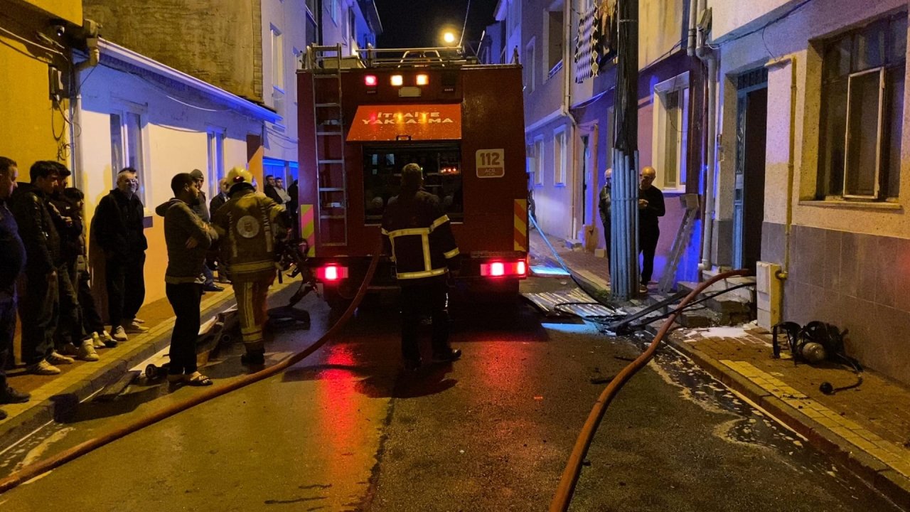 Bursa&#039;da iki katlı binanın çatısı yandı