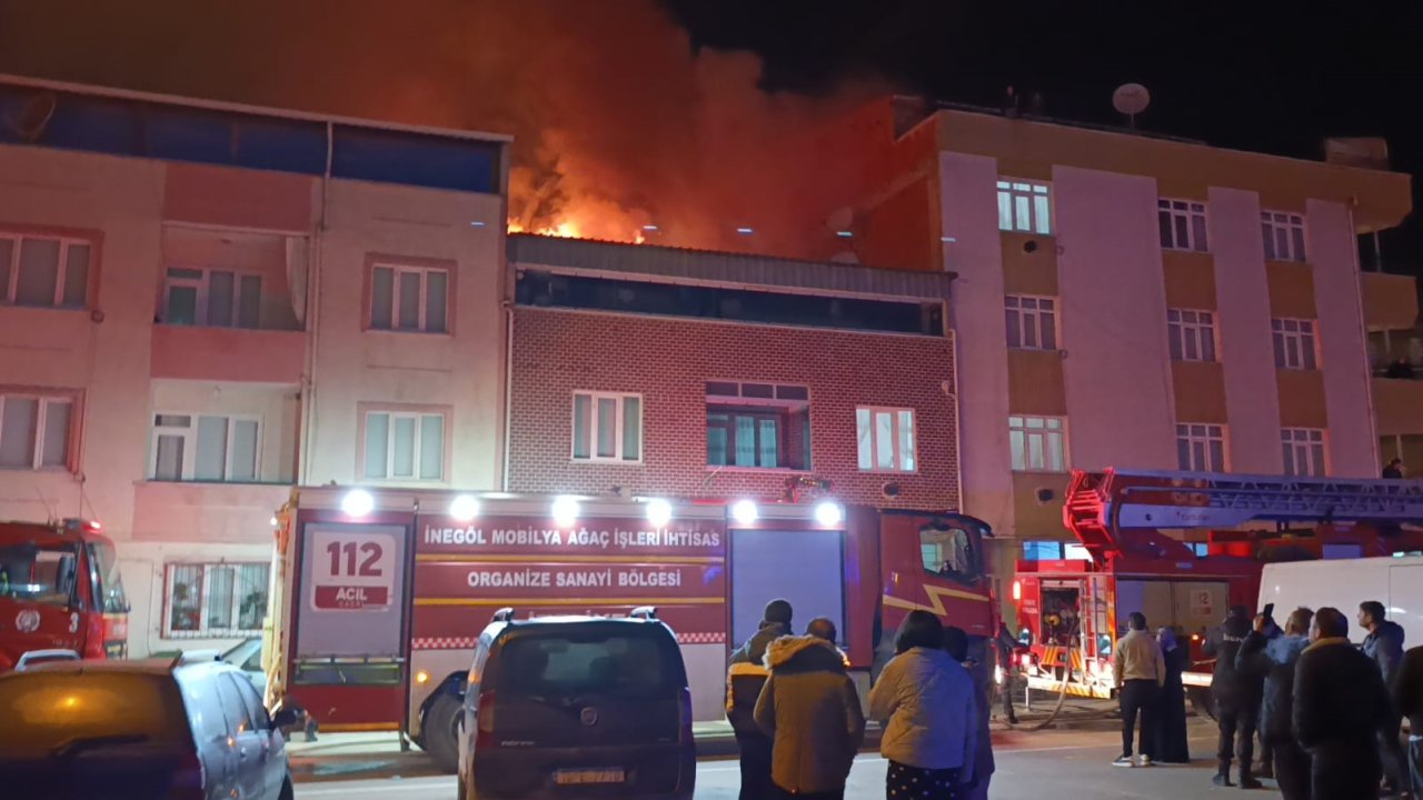 Bursa&#039;da iki katlı evin çatısı alev alev yandı
