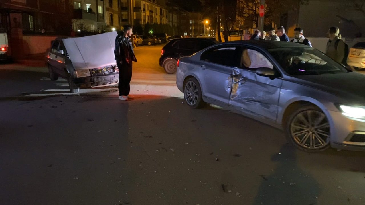 Bursa&#039;da iki otomobil çarpıştı: 1 yaralı